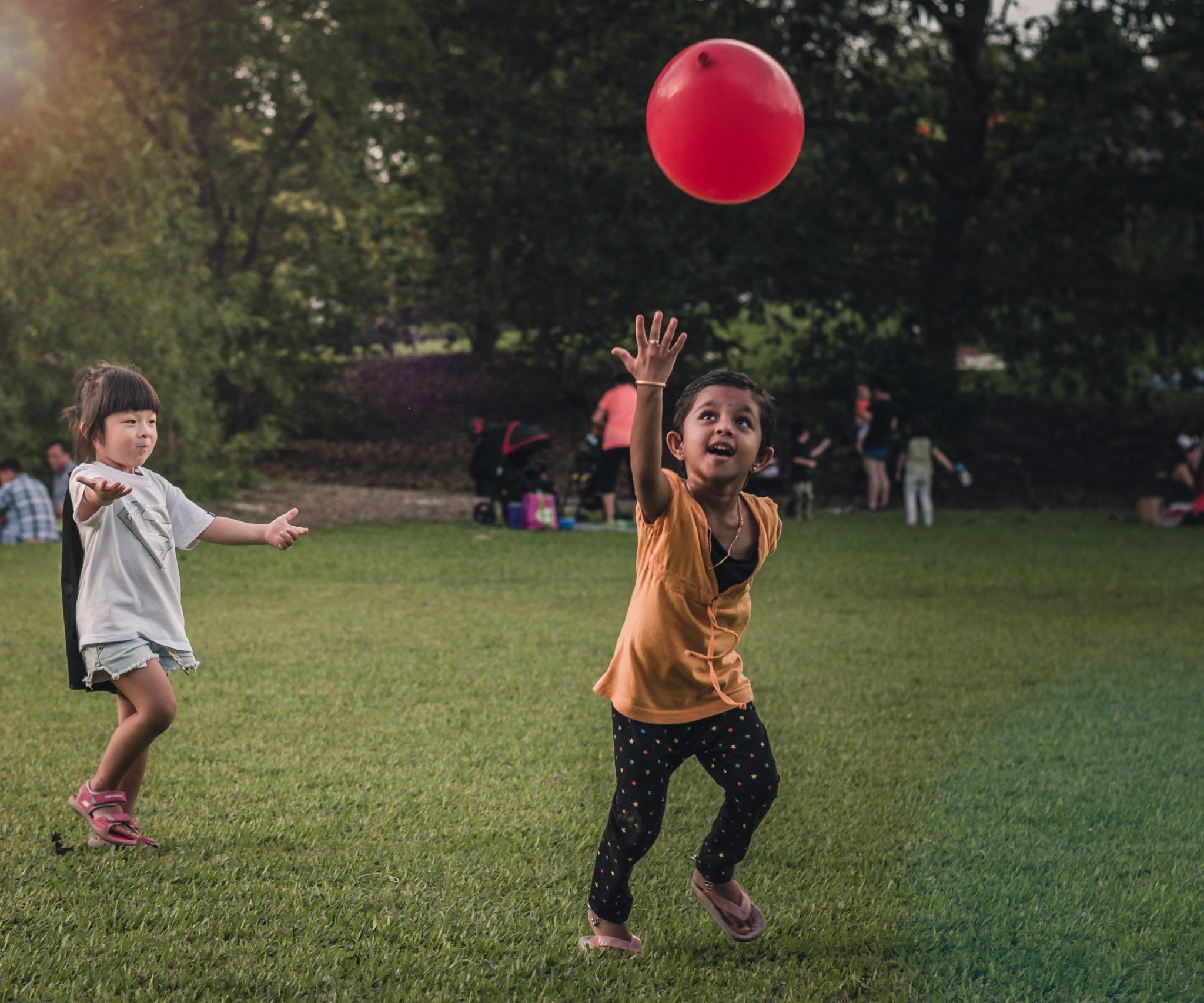 A group of children playing a game of mini golf photo – Group of kids Image  on Unsplash